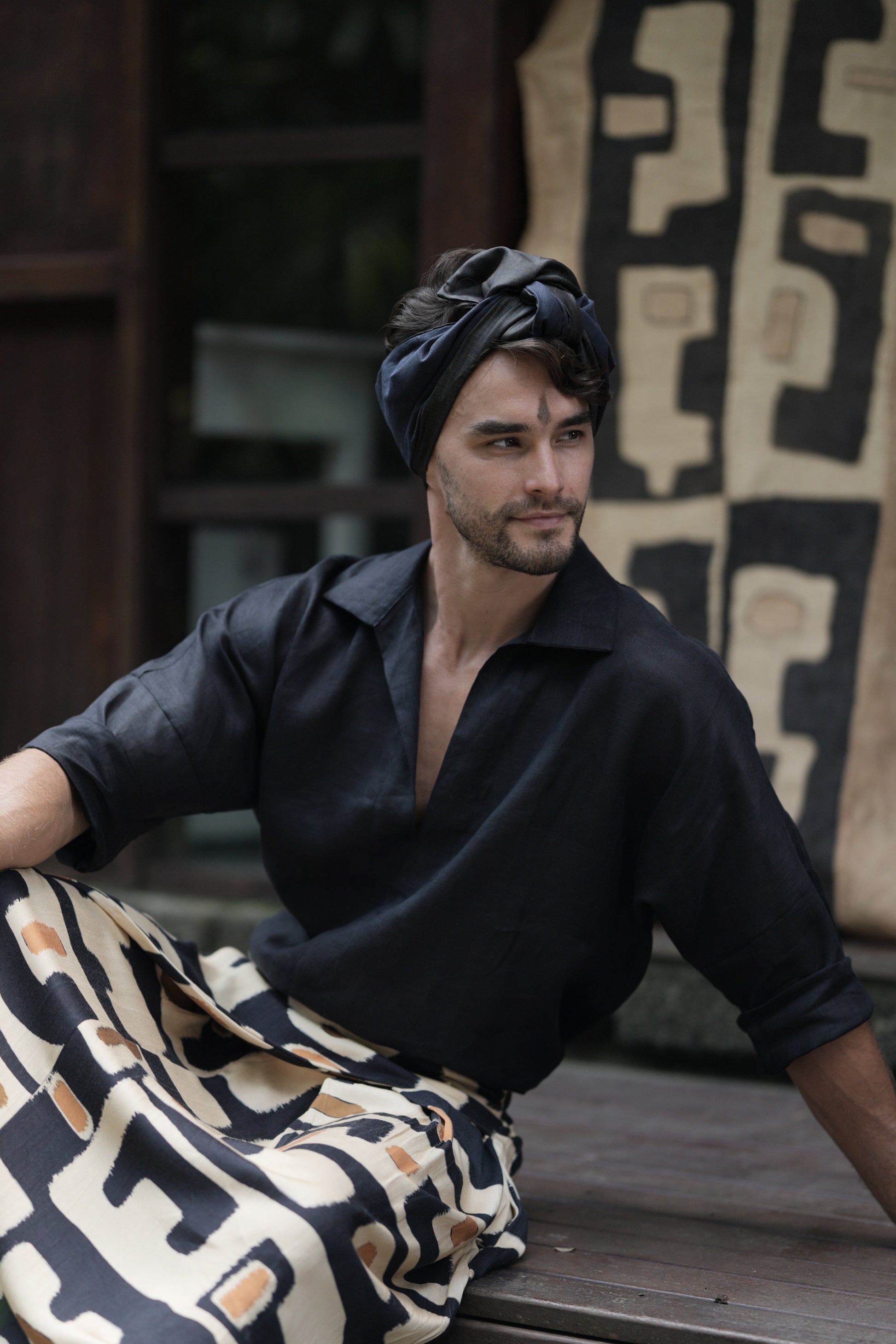 LOW COLLAR BLACK LINEN SHIRT