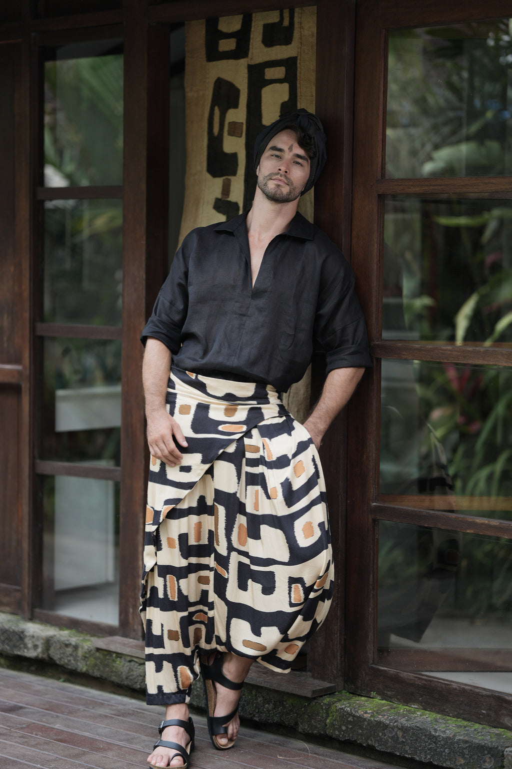 LOW COLLAR BLACK LINEN SHIRT