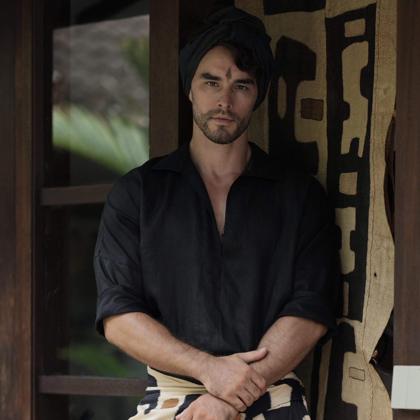 LOW COLLAR BLACK LINEN SHIRT